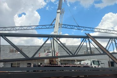 Montagem de tesouras para coberturas em São Paulo: garanta segurança e durabilidade A HD Car oferece montagem de tesouras para coberturas com segurança, qualidade e precisão em São Paulo. Saiba por que somos referência no setor. A montagem de tesouras para coberturas é uma etapa essencial para garantir a estabilidade e a durabilidade de qualquer construção. Em projetos residenciais, comerciais ou industriais, essas estruturas metálicas formam a base de sustentação das coberturas, sendo responsáveis por suportar cargas, resistir a intempéries e assegurar a integridade da obra por muitos anos. Nos últimos anos, São Paulo vem registrando um aumento significativo na demanda por soluções estruturais metálicas. Isso acontece porque as coberturas em aço, além de resistentes, oferecem ótimo custo-benefício, instalação rápida e baixa necessidade de manutenção. Com 31 anos de tradição, a HD Car Locações e Transportes é referência no setor, oferecendo soluções completas em movimentação de cargas e montagem de estruturas metálicas. Descubra como garantir segurança e durabilidade em seu projeto com especialistas no assunto. Procurando montagem de estruturas metálicas em São Paulo? Conheça o serviço da HD Car Por que escolher um serviço especializado em São Paulo Realizar a montagem de tesouras para coberturas em São Paulo exige muito mais do que equipamentos adequados. A cidade concentra projetos complexos, com dimensões variadas e exigências técnicas específicas. Um serviço especializado é capaz de avaliar todos esses fatores e desenvolver soluções sob medida para cada tipo de obra. A precisão na instalação garante o alinhamento correto das tesouras e evita falhas estruturais que poderiam comprometer a segurança e gerar custos extras. Contratar uma empresa com experiência comprovada é essencial para evitar riscos. Serviços amadores ou sem suporte técnico adequado podem resultar em desalinhamentos, deformações e até colapsos estruturais. Por isso, a experiência e o compromisso da HD Car são diferenciais que proporcionam tranquilidade do início ao fim da obra. HD Car: referência em montagem de tesouras para coberturas A HD Car Locações e Transportes é reconhecida no mercado por sua excelência e tradição. Com mais de três décadas de experiência, a empresa consolidou sua atuação no setor de movimentação de cargas, transportes especiais, remoções técnicas e montagem de estruturas metálicas. Essa combinação de serviços permite à HD Car oferecer soluções integradas e completas para seus clientes. Sua equipe técnica é formada por profissionais altamente capacitados, que utilizam equipamentos modernos e seguem rigorosos padrões de segurança. Cada projeto é executado com atenção aos detalhes e total respeito às normas técnicas, o que garante resultados precisos e duradouros. A empresa também se destaca pela pontualidade e eficiência. Com processos bem estruturados e controle de qualidade em todas as etapas, a HD Car entrega confiança e desempenho superiores em cada montagem, consolidando-se como referência em montagem de tesouras para coberturas em São Paulo. Montagem de estruturas metálicas: quais são as etapas? Como é o processo de montagem das tesouras na HD Car Na HD Car, a montagem de tesouras para coberturas segue um processo técnico rigoroso que assegura segurança, qualidade e durabilidade. Cada etapa é planejada com base nas necessidades do cliente e nas especificações do projeto. O processo é composto por: Avaliação técnica e estudo do projeto: análise detalhada das dimensões, cargas e características da obra. Planejamento e cronograma de execução: definição do tempo e da sequência das atividades. Instalação com equipamentos de alta precisão: uso de guindastes e ferramentas modernas que garantem alinhamento e estabilidade. Supervisão técnica constante: acompanhamento de engenheiros e especialistas durante todas as fases. Controle de qualidade e materiais certificados: aplicação de componentes testados e aprovados, seguindo normas de segurança. Esse processo garante que cada tesoura metálica seja montada com precisão milimétrica, reduzindo o risco de falhas estruturais e aumentando a vida útil da cobertura. O compromisso com a segurança operacional é uma das marcas registradas da HD Car, que trata cada projeto como uma parceria de longo prazo. Vantagens de contratar a HD Car Optar pela HD Car Locações e Transportes é escolher uma empresa comprometida com excelência e segurança em todos os detalhes. A experiência acumulada ao longo de três décadas se reflete em resultados consistentes e em um serviço altamente confiável. Entre as principais vantagens estão: Segurança e conformidade técnica: equipe treinada e certificada, com atenção total às normas de segurança. Durabilidade e qualidade: uso de materiais de alto desempenho e tecnologia de ponta. Cumprimento de prazos: planejamento eficiente e execução ágil sem comprometer a qualidade. Atendimento personalizado: soluções sob medida que consideram as particularidades de cada projeto. Assistência técnica contínua: acompanhamento do cliente do início ao fim da obra, garantindo suporte total. Esses diferenciais fazem da HD Car uma parceira estratégica para quem busca não apenas montar estruturas, mas construir confiança, durabilidade e eficiência. Como funciona a montagem de elevador de canecas e por que a HD Car é líder nesse serviço Por que a montagem profissional garante durabilidade A durabilidade de uma estrutura metálica está diretamente ligada à montagem de tesouras para coberturas feita com técnica e precisão. Quando o processo é executado corretamente, a distribuição de peso é equilibrada, as conexões são firmes e a resistência da estrutura é maximizada, evitando desgastes prematuros. Por outro lado, uma montagem incorreta pode gerar desalinhamentos e sobrecarga em pontos específicos da estrutura, comprometendo a segurança e resultando em custos elevados com manutenção e retrabalho. É por isso que a escolha de uma empresa experiente como a HD Car é tão importante: ela elimina riscos e assegura um desempenho estrutural de longo prazo. Além da instalação técnica impecável, a HD Car também reforça a importância da manutenção preventiva. Inspeções periódicas e ajustes pontuais ajudam a preservar a integridade da estrutura, prolongando a vida útil da cobertura e mantendo o padrão de qualidade ao longo dos anos. A confiança construída com clientes satisfeitos é o maior indicador da credibilidade da empresa. HD Car, sinônimo de confiança em montagem de tesouras Investir na montagem de tesouras para coberturas com uma empresa especializada é garantir segurança, durabilidade e eficiência para o seu projeto. Em São Paulo, a HD Car se destaca por unir experiência técnica, equipamentos de ponta e um atendimento que valoriza cada detalhe. Ao longo de 31 anos, a empresa consolidou uma reputação sólida baseada em segurança, qualidade e pontualidade. Cada obra é tratada como um compromisso de confiança, com foco em entregar resultados que superam as expectativas dos clientes. Se você busca uma solução completa e segura, entre em contato agora mesmo com a HD Car. Fale com nossa equipe pelo WhatsApp e descubra como podemos transformar seu projeto em uma estrutura robusta, precisa e duradoura.