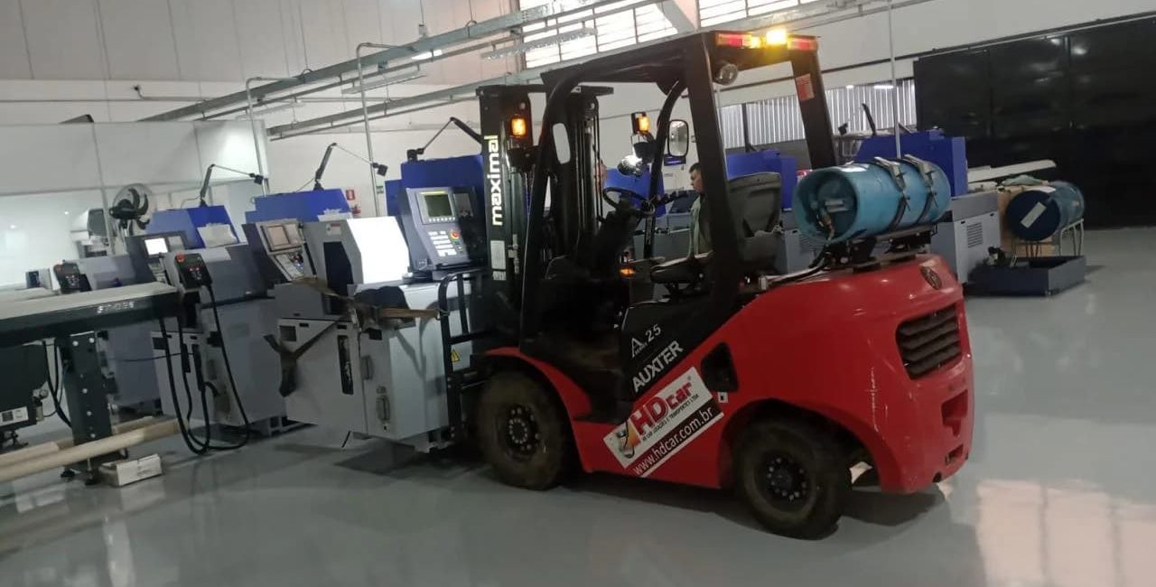 Como a locação de empilhadeiras a gás reduz custos operacionais na logística