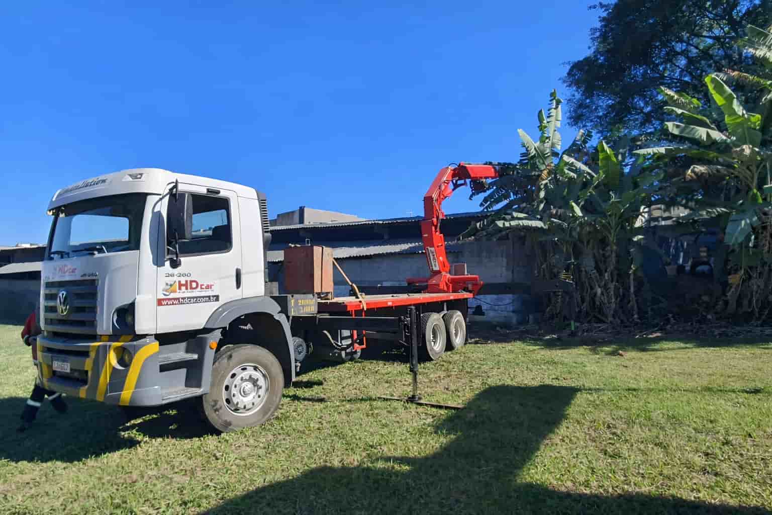 Caminhão com guindaste: onde alugar com segurança